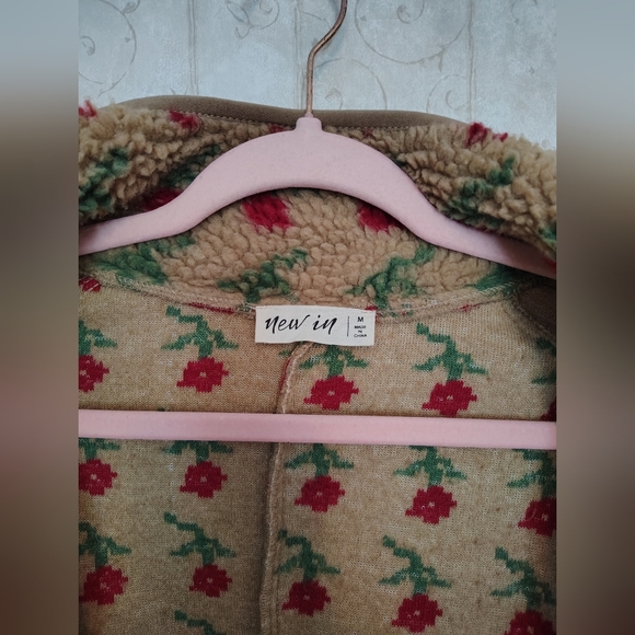 Cozy Sherpa Jacket with Floral Pattern - Picture 5 of 5
